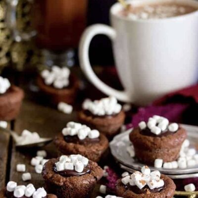 Hot cocoa brownie cups with mini marshmallows alongside mugs of hot chocolate for Foodie Kids Après Ski Café cooking camp